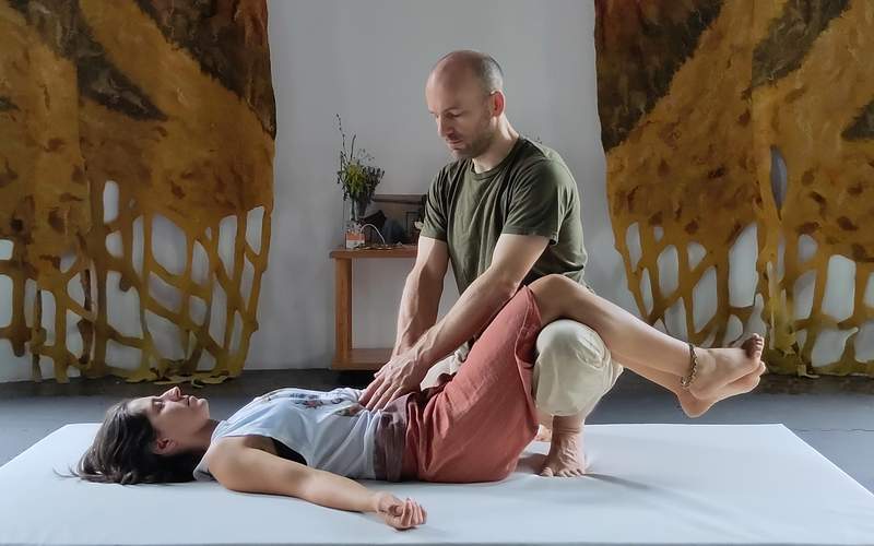Thai massage practice in a workshop
